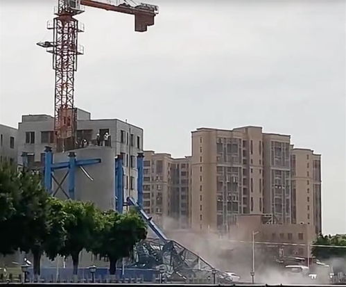 佛山南海一在建工地起重機(jī)突然傾倒,有人被砸中