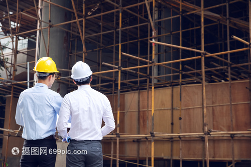 建筑工程師討論施工項(xiàng)目背影